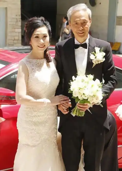 这对黄昏恋终于修成正果了,不少明星到场祝贺,其中包括陈美琪,阮兆祥