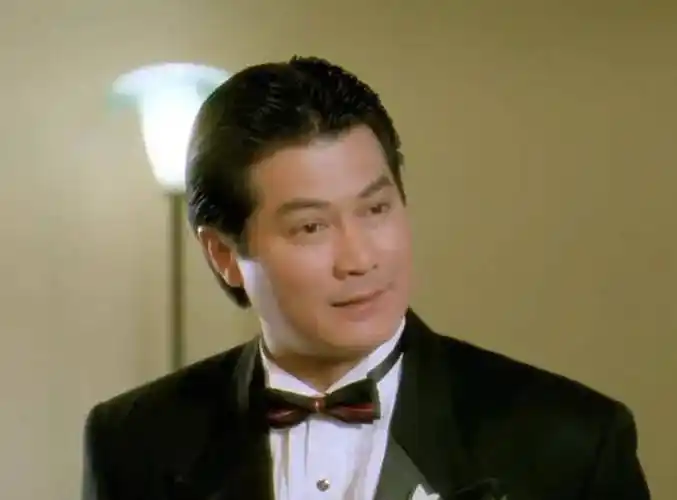 但他在香港影坛的地位,"邓光荣"这个名字,大家可能并不熟悉,在讲述