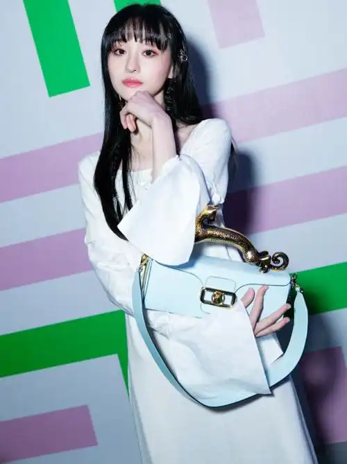 郑爽穿短裙上演"女神蹲",蹲下画面好撩人,救场动作太经典了