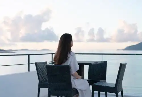 坐在海边露台上的女生