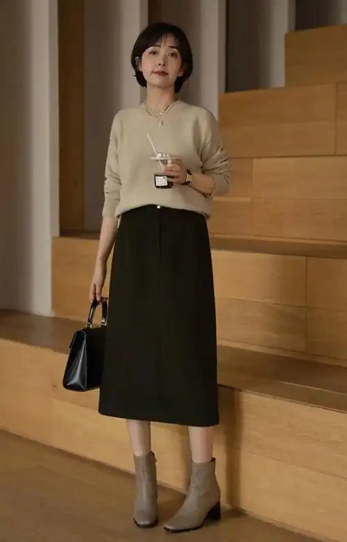 真正优雅得体的中年女人:不穿黑丝袜,拒绝打底裤,老了也不油腻