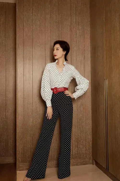 陈数很有商圈精英女神范穿黑色抹胸连衣裙亮相高贵优雅