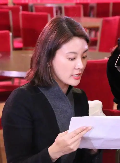 央视主持人刘芳菲现身活动,穿着朴素依旧光彩照人,42岁淡妆清秀