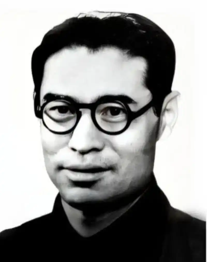 每当聊到高岗,总有网友牵扯到李姓武打明星,还说真像.