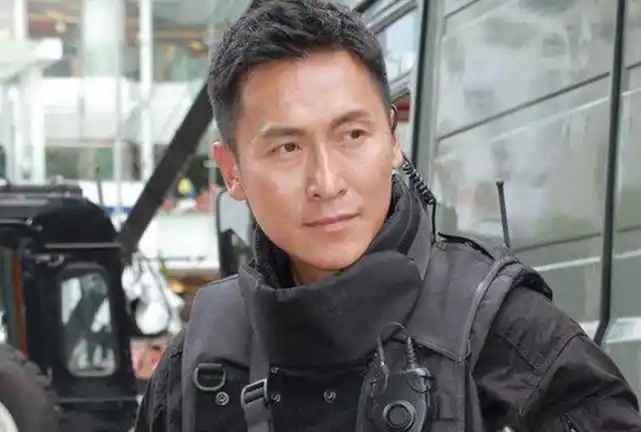 52岁马德钟逆龄生长,身材有型模样年轻,与22岁儿子罕同框像兄弟