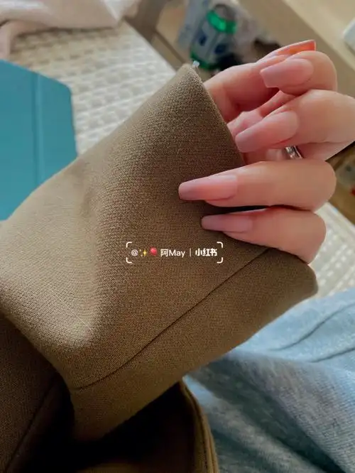 蜜桃粉色渐变指甲