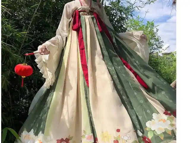 汉服款式有:曲裾,直裾,褙子,玄端,襦裙,高腰襦裙,齐腰襦裙,对襟齐腰