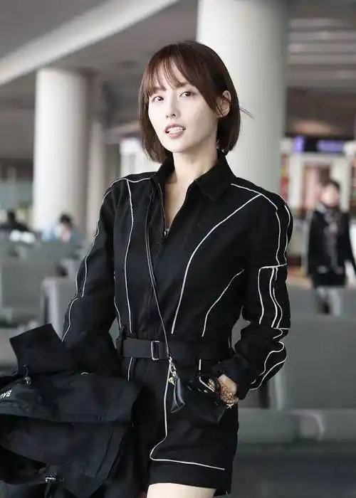 辣妈张嘉倪大冷天爱美不怕冷短发清纯甜美穿短裤走机场_黑色_网友