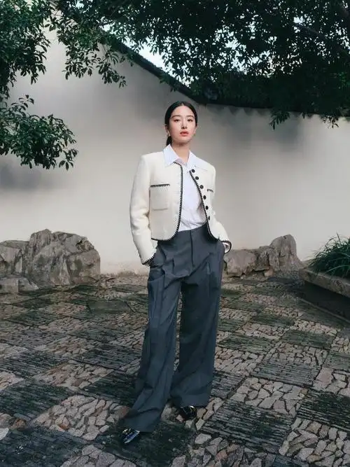 杨采钰带火了一种新穿法:"香奈儿外套 阔腿裤",一看就很有钱