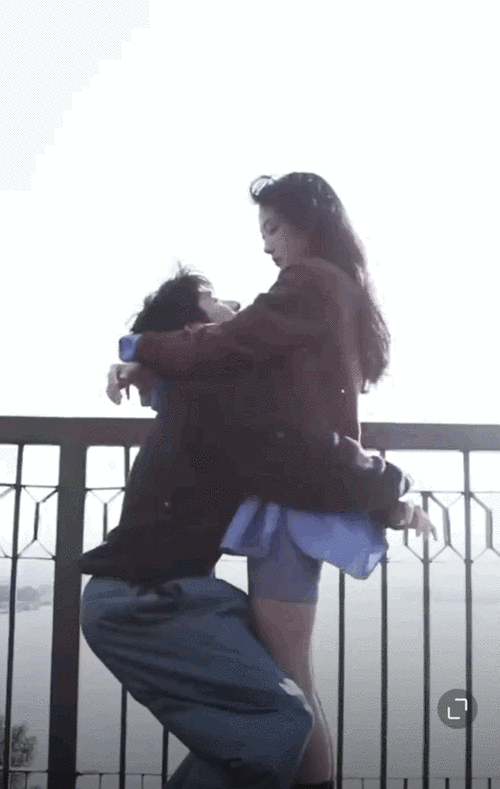 然而,张新成随后澄清称这是风吹来的.