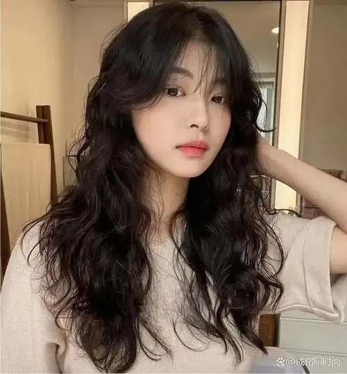 中长发是近年来非常流行的发型,其长度介于短发和长发之间,既具有短发