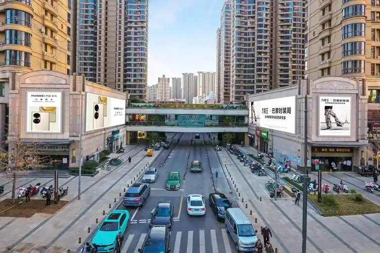 河南郑州金水升龙广场(金水路与未来路交汇处)商超卖场灯箱