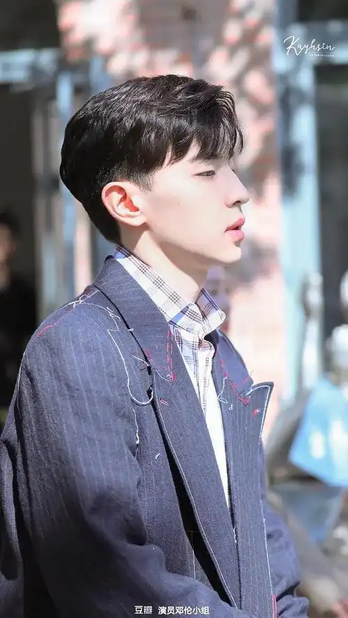 今日的邓伦侧颜杀 以为lunlun剧组搬砖,我们能省心点,结果还是一片