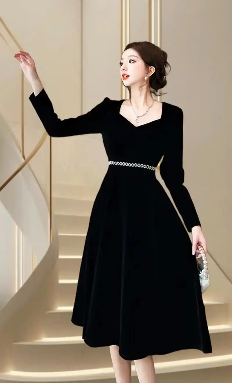 高档黑丝绒连衣裙穿出优雅时尚女人味,弹力上身舒适,腰部点缀小 - 抖