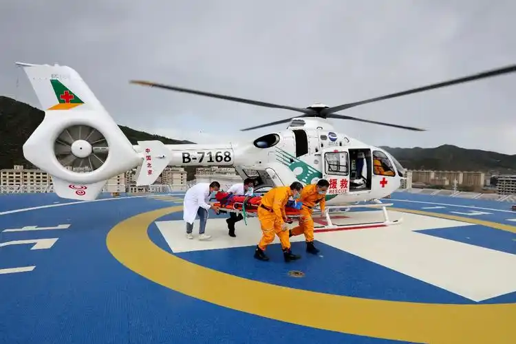 8月26日,在北医三院崇礼院区停机坪上,航空紧张医疗救援直升机,救援
