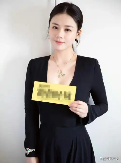 马思纯身着深v礼服搭配翡翠葫芦,展现性感与优雅的完美结合