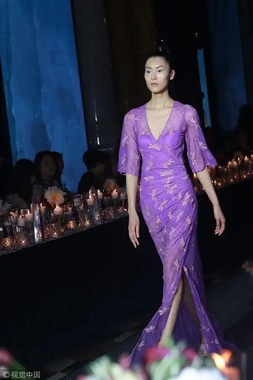 刘雯穿透视装走秀 凸显好身材性感爆棚