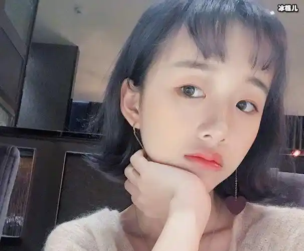 网红阿沁怎么那么有钱 ,起底阿沁发家史很简单!