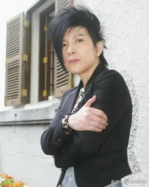 50岁潘美辰晒家人合照与哥哥形象反差大四处登台身家丰厚仍未婚