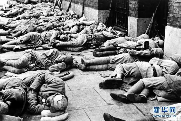 这是1949年中国人民解放军战士在上海市解放后,不惊扰上海市民,不住