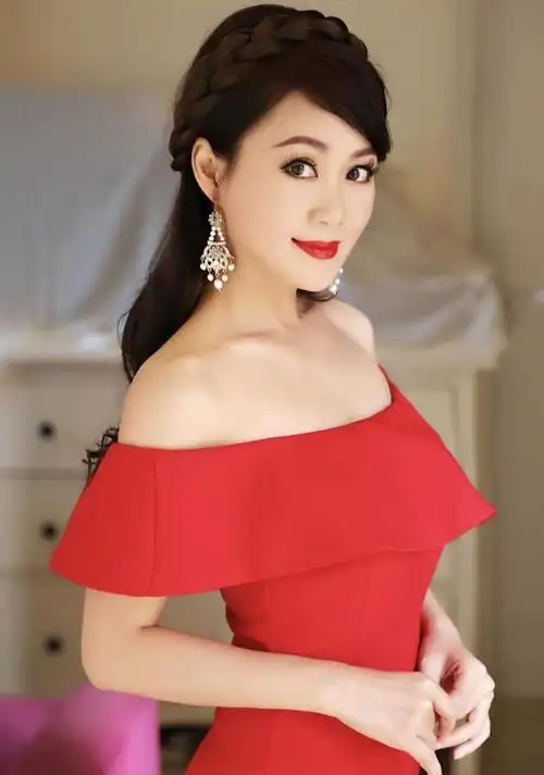 梁小冰勇气可嘉穿黑白条纹的挂脖吊带裙亮相魅力十足