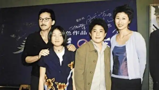 林德信举办了一场低调的婚礼,邀请的宾客都是林德信父母在香港的广泛