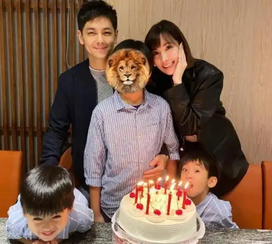 两个弟弟切蛋糕超开心kimi不抢风头林志颖双胞胎儿子5岁生日