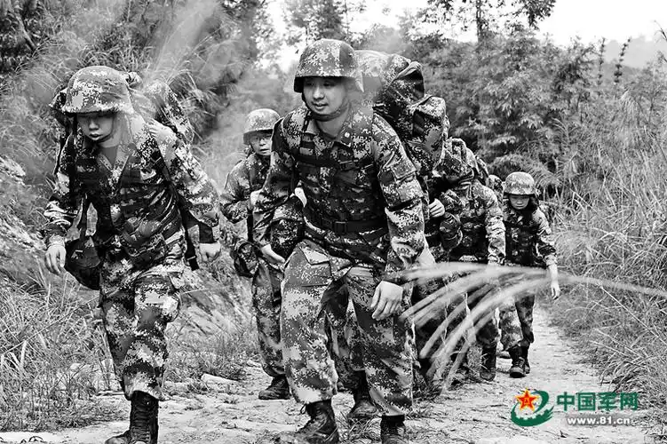 野战医疗队全员全装开展长途行军.刘永瑜摄