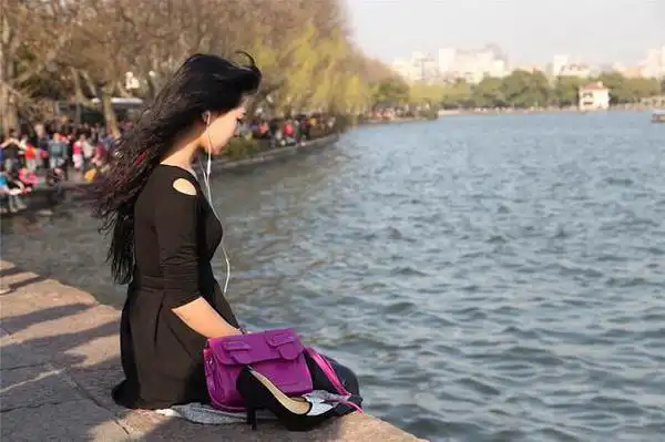 西湖边自拍女孩超淡定被强烈围观,任你长枪短跑随便拍