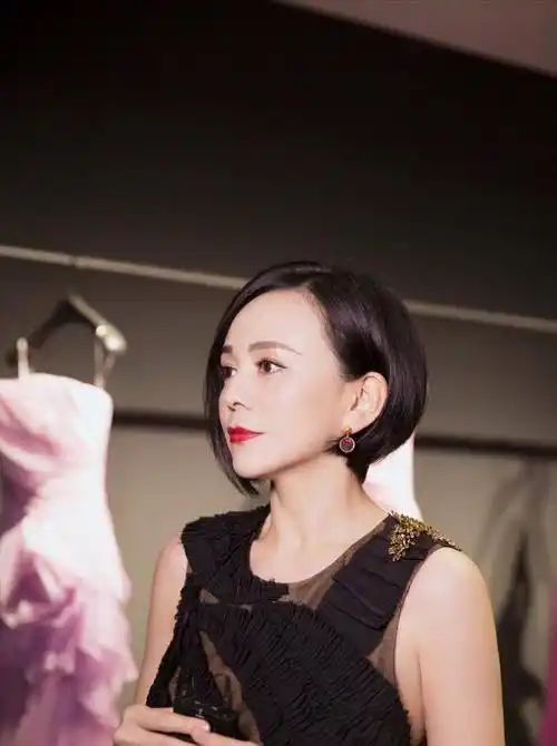 原创雪姨王琳好气色波波头配吊带裙格外清纯这哪像50岁的人