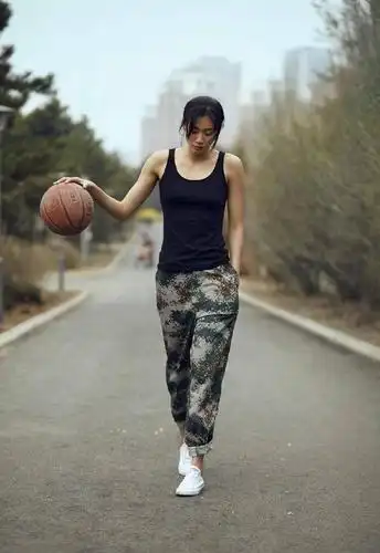 1米88女篮90后女神赵爽,假期素颜逛集市接地气!网友:值得一娶_手机搜