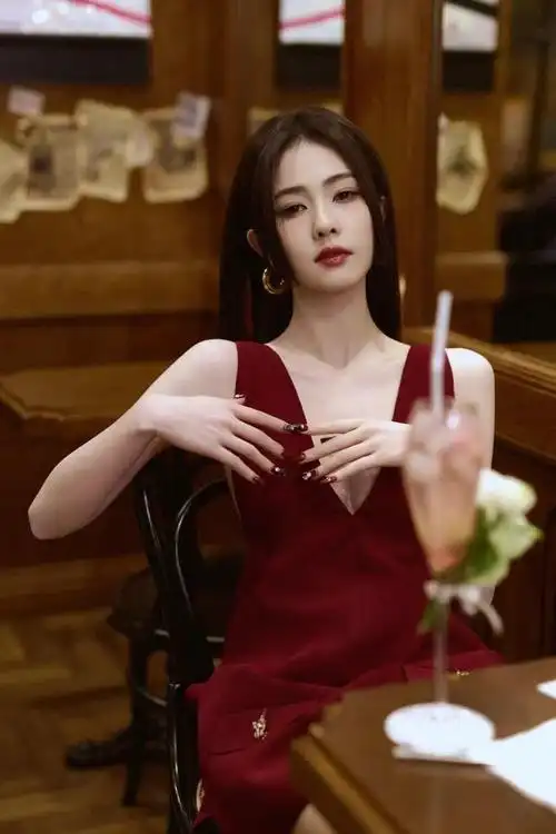 白鹿真空穿深v连体短裤领口大开酥胸半露让人直呼受不了