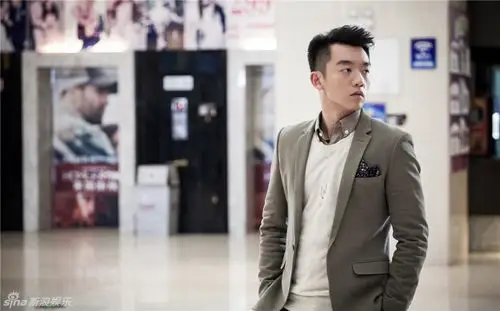 组图:《一见不钟情》曝剧照 郑恺扮酷耍帅