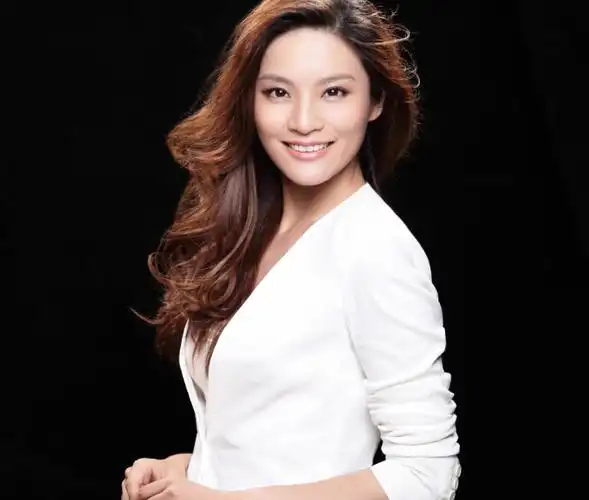 回顾著名主播孟盛楠从兰州走出的央视美女主持41岁仍未婚单身