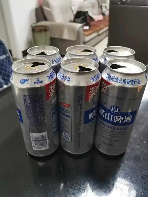 我的爸爸最喜欢在夏天喝冰啤酒,这不前几天刚刚买的六罐啤酒,今天就