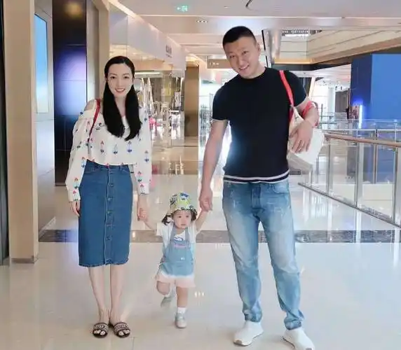 原创王励勤前女友晒结婚5周年照嘟嘴为老公送吻2婚丈夫神似孙红雷