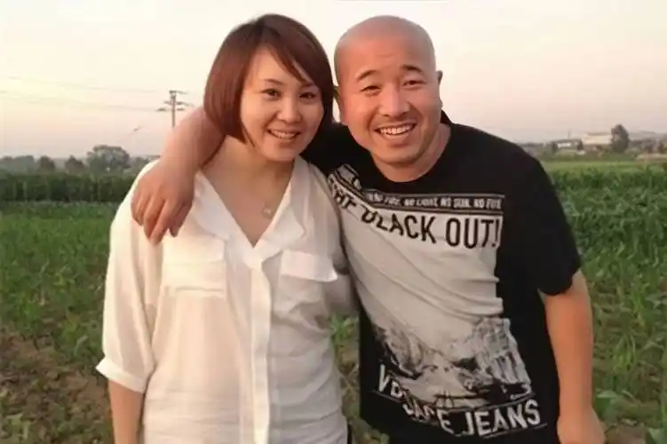 53岁王小利年轻时照片曝光,五官清秀仪表堂堂,颜值不输小鲜肉_李琳