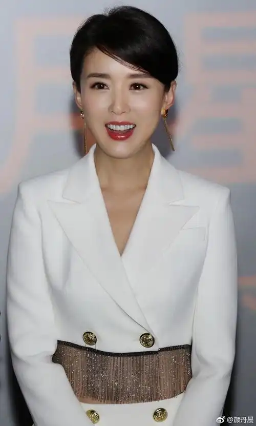 最美嫦娥颜丹晨罕见留短发造型干练变化大满满的御姐气质