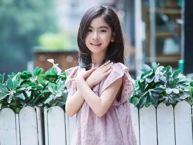 11岁的李昕融人火歌也火她的父母也大有来头