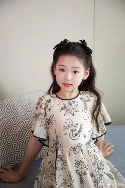 董璇女儿进军电影圈?小酒窝亮相电影节红毯,落落大方明星范足