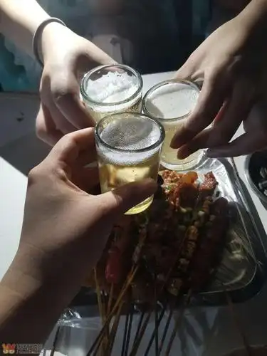 一开喝就劝不停,女孩子在外边吃饭该不该喝酒?