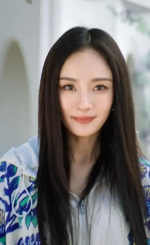 杨幂高级运动感穿搭