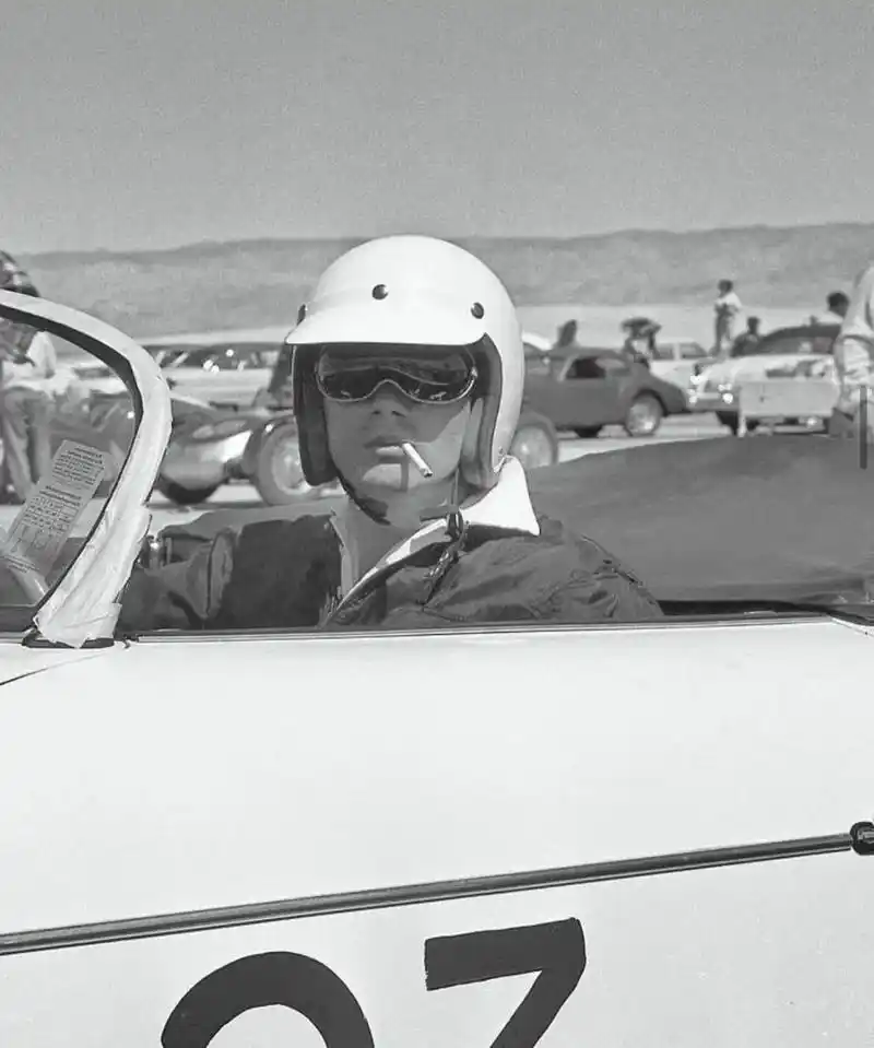 永恒偶像詹姆斯·迪恩 (james dean) 于 1955 年 3 月访问棕榈泉期间