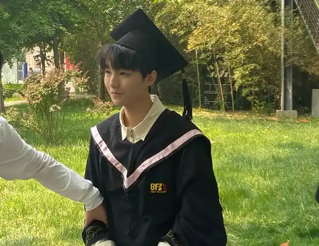 王俊凯拍毕业照,全班颜值都达到出道水平,最左边女生撞脸赵丽颖