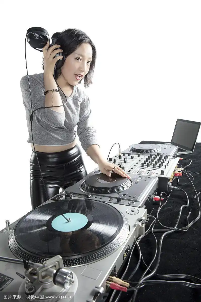 打碟的年轻女dj