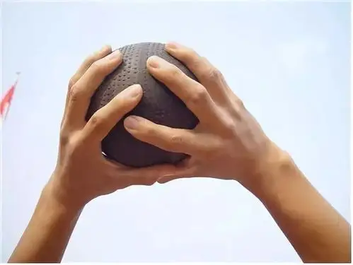 双手前抛实心球动作要领及错误纠正