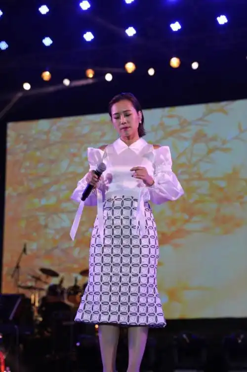 歌手云朵:本是餐厅服务员,18岁后拜师刀郎,与师傅情同父女