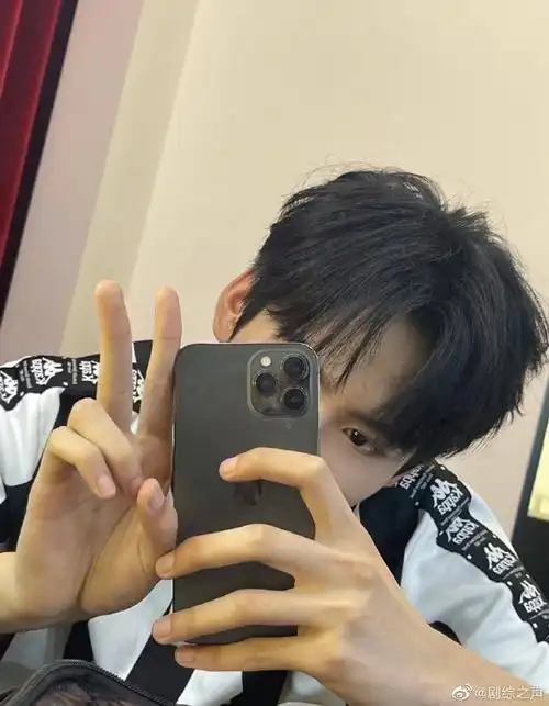 暑期嘉年华##周柯宇对镜比耶自拍