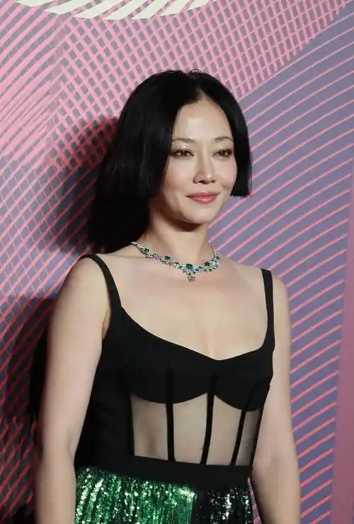 谭卓身着亮片吊带透尽显身材