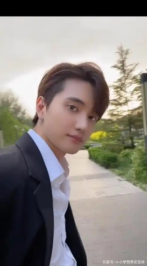 触摸张檬那个小五亚当的苹果!金恩圣帅气的样子